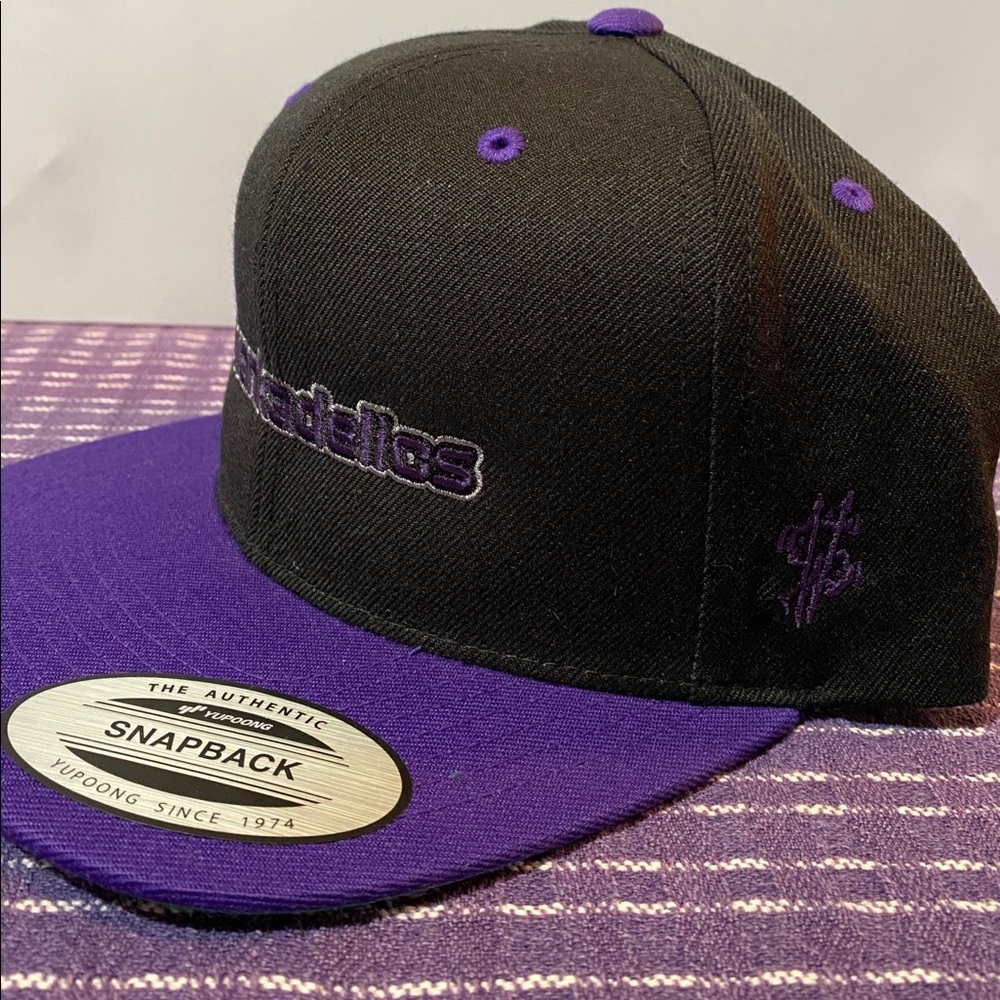 Premium snap back hat - Picture 3 of 3
